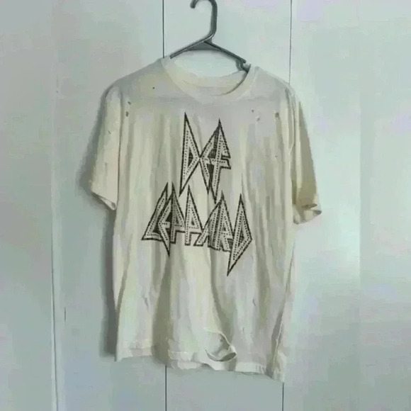 Forever 21 Tops - Def Leppard distressed T-shirt short sleeve